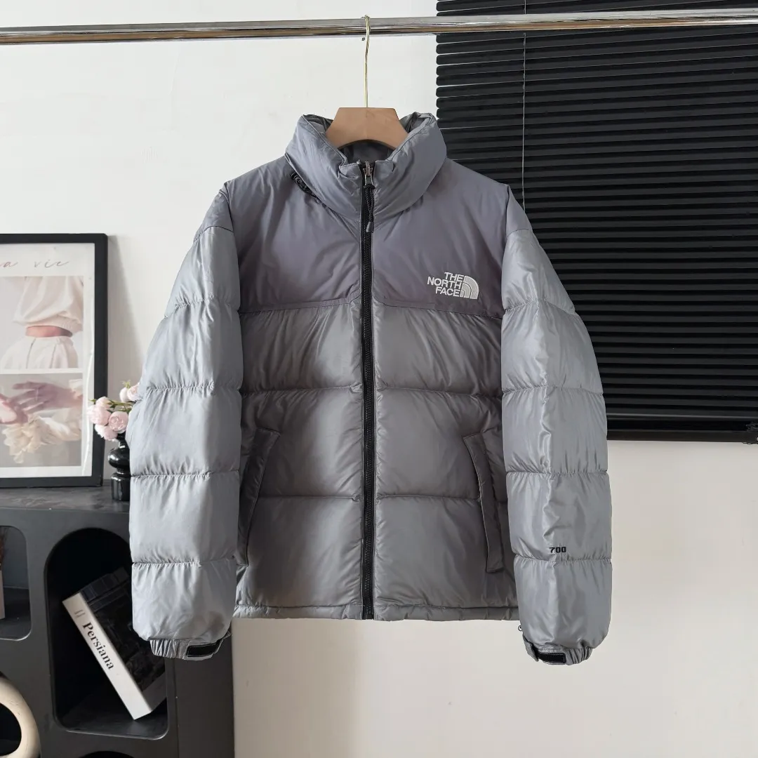 💰P350 Style number: Y 187 TNF North Face Vintage 90s Star Same Style Down Jacket North Face New Arrival Silhouette Jacket The upper body shape is super good! A style highly recommended by foreign bloggers. It is a perfect replacement for the old 90. The inner lining is national standard 80 white duck down. It is fluffy and textured. It is perfect. The electric embroidery uses the Patalin embroidery machine technology. It is exquisite and delicate. The zipper is original ykk zipper puller. Standard zp. Size: S M L XL XXL. Color: Black Gray Green.